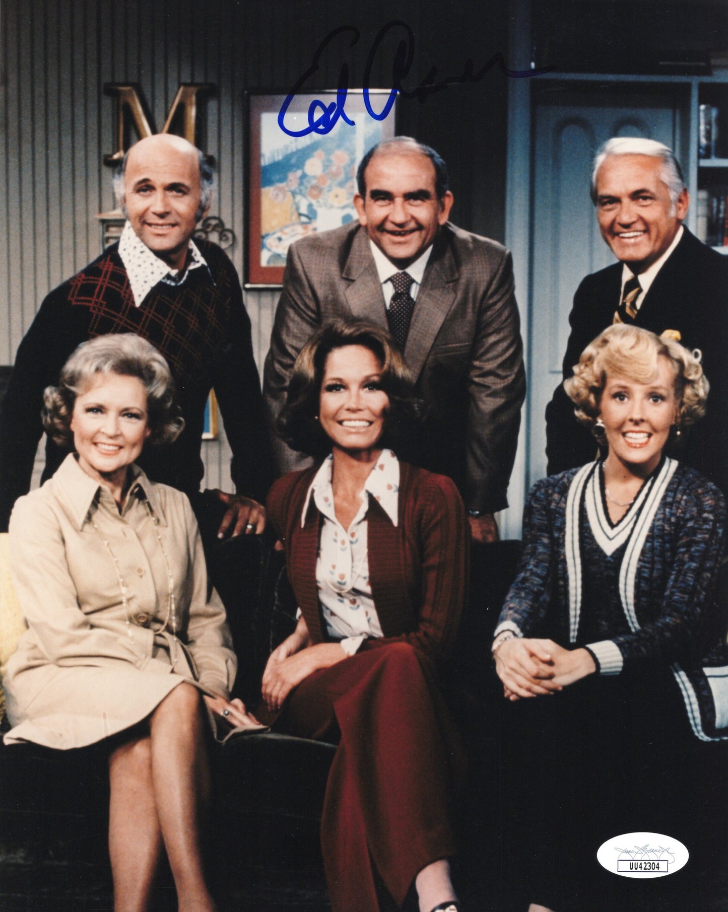 Ed Asner Signed Photo 8x10 Mary Tyler Moore Show Group Shot JSA & PSA Certified