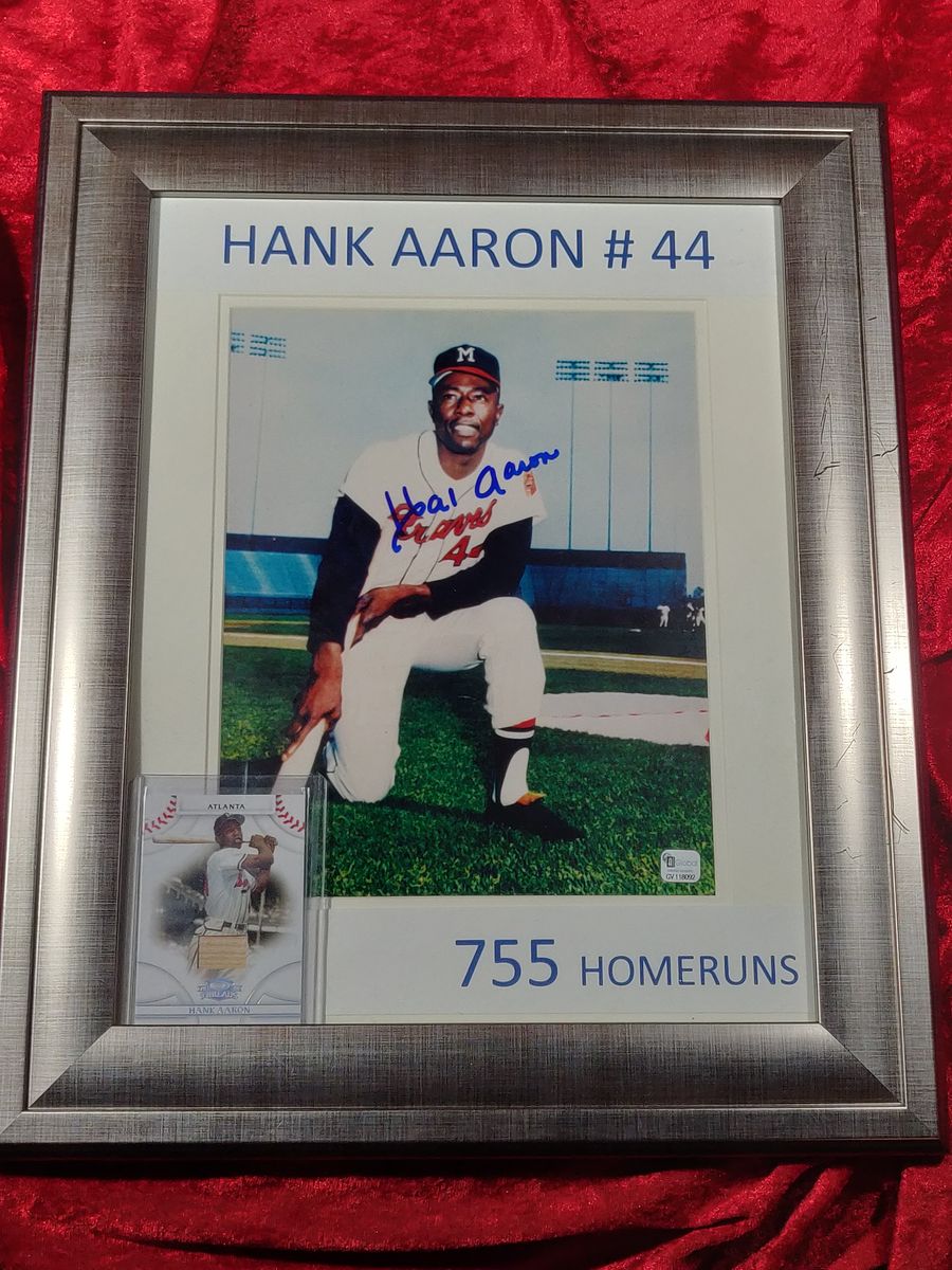 Hank Aaron Signed Framed 8x10 Photo with Bat Sliver Card #199/500