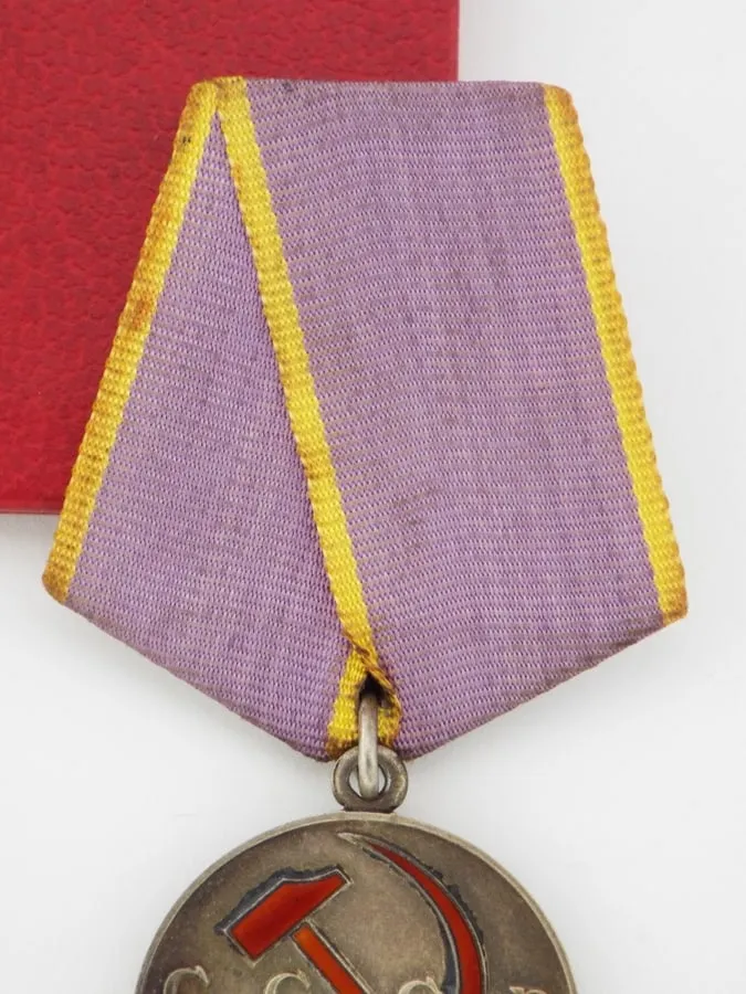 Russian WW2 Soviet Silver Medal for Valiant Labour Institute 1943 With Document