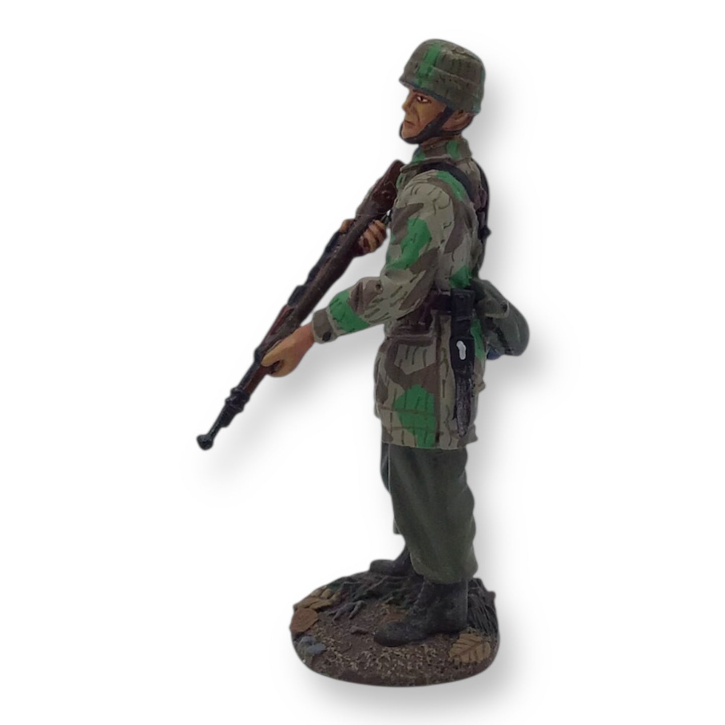 W. Britain 25053 German Fallschirmjäger with K-98 – 1:30 Scale Metal Figure