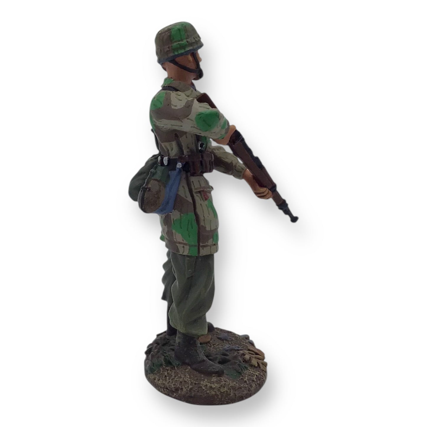 W. Britain 25053 German Fallschirmjäger with K-98 – 1:30 Scale Metal Figure