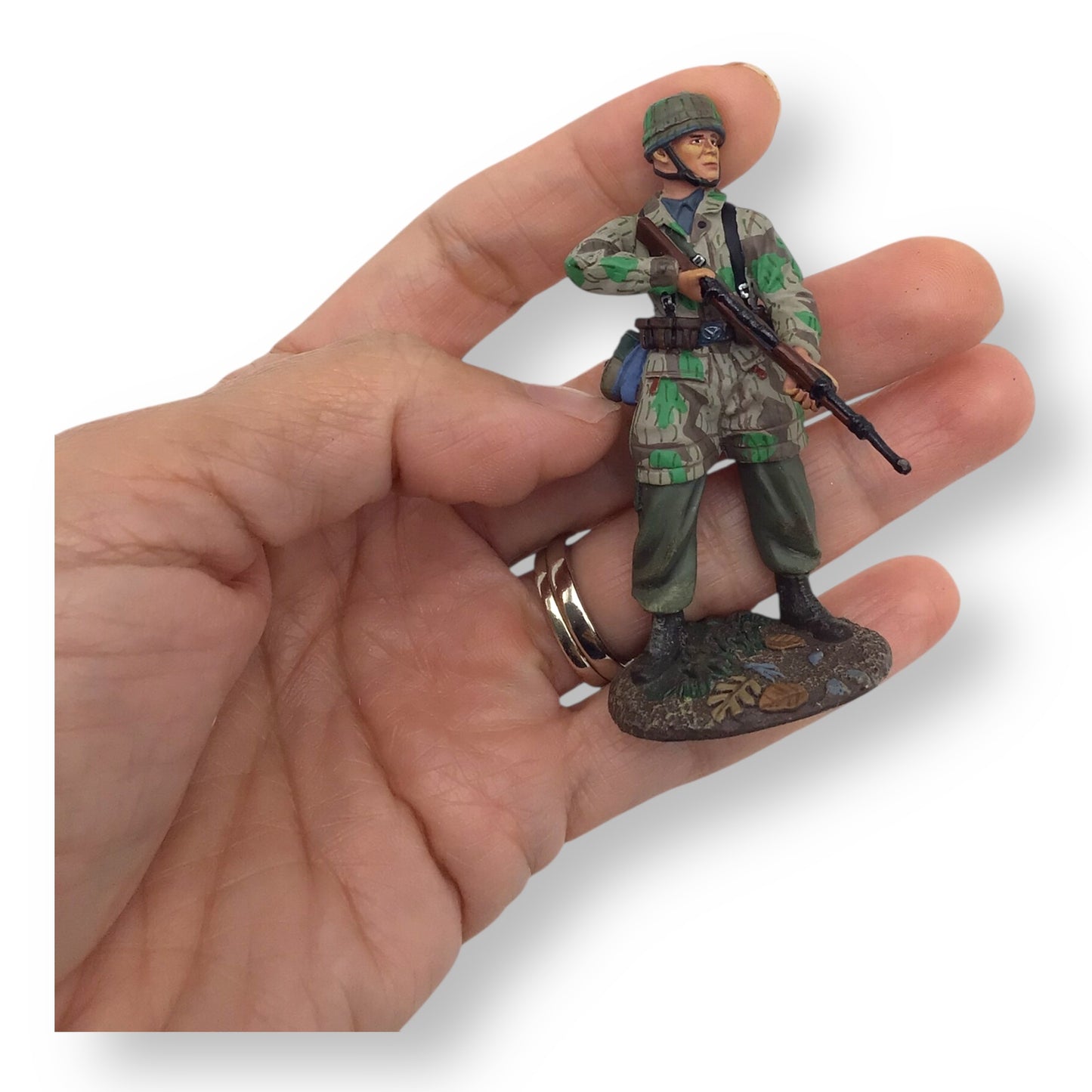 W. Britain 25053 German Fallschirmjäger with K-98 – 1:30 Scale Metal Figure