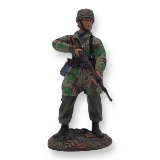 W. Britain 25053 German Fallschirmjäger with K-98 – 1:30 Scale Metal Figure