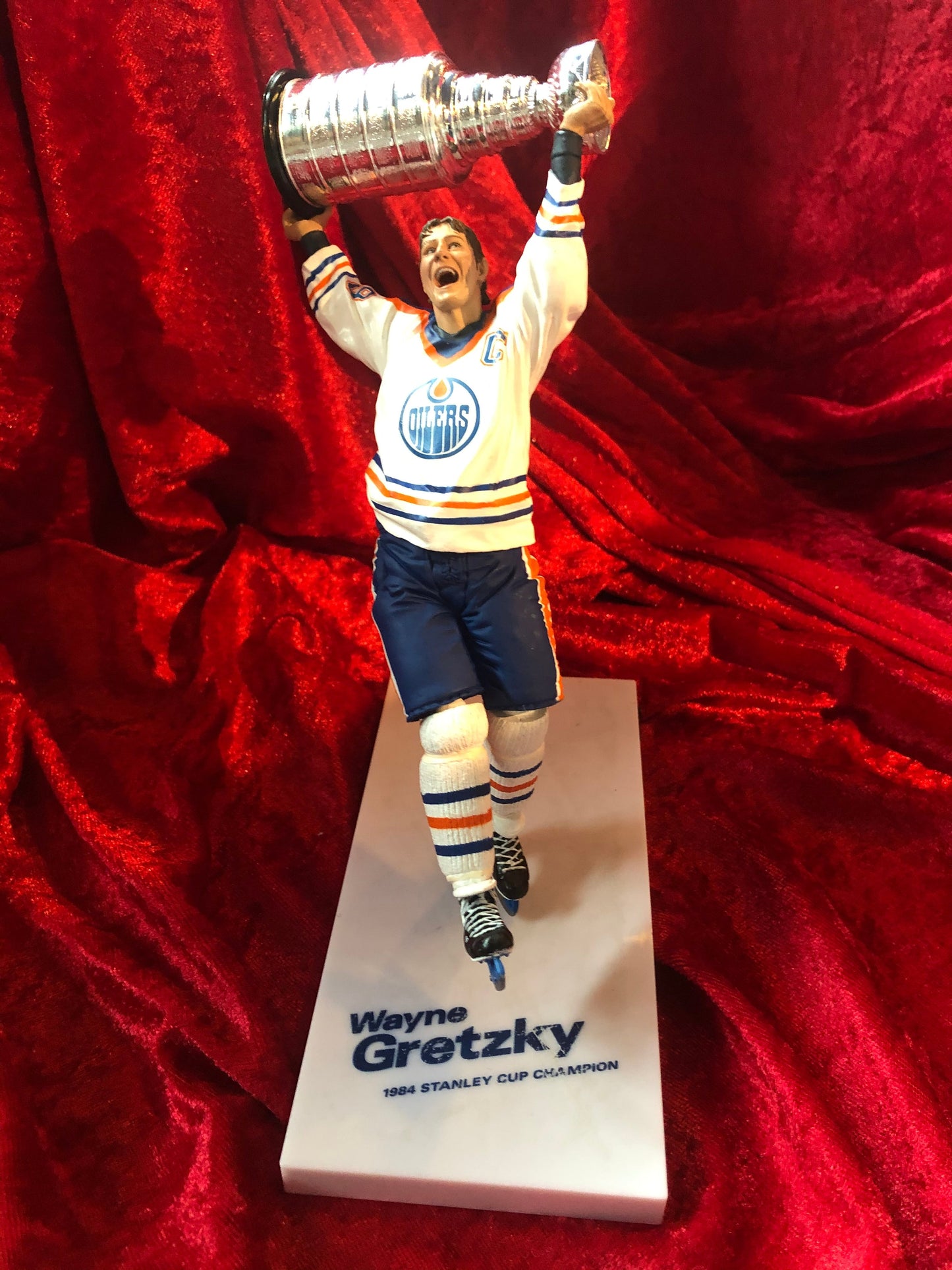 Wayne Gretzky Signed Oilers Puck Hockey Shadowbox – COA