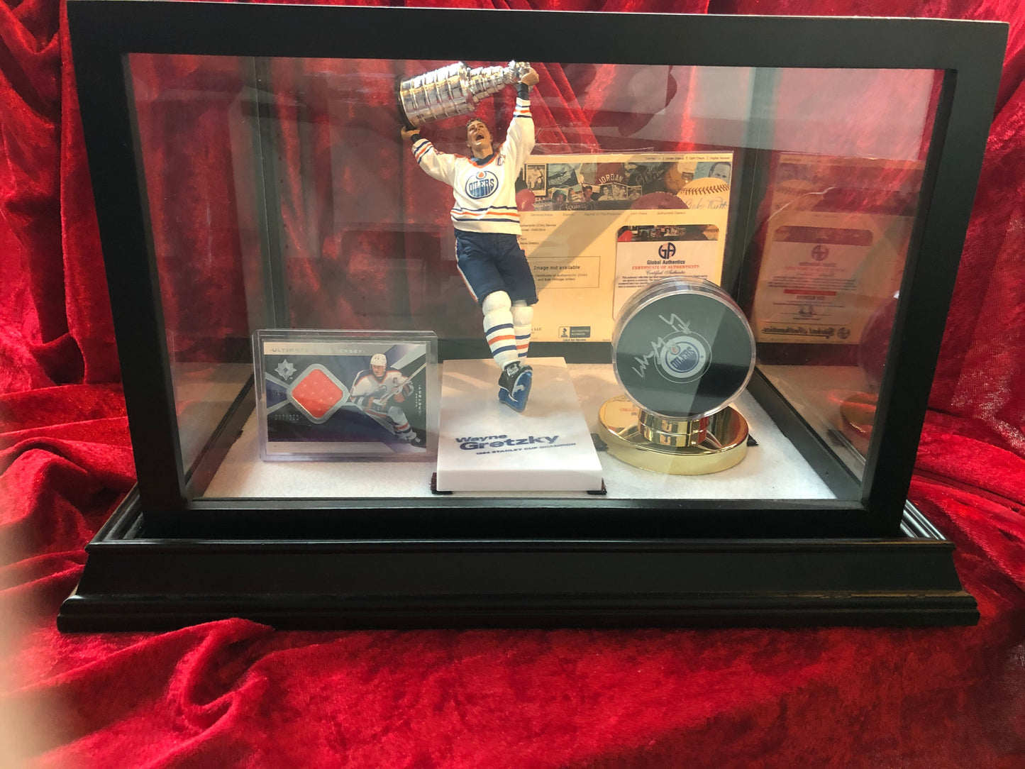 Wayne Gretzky Signed Oilers Puck Hockey Shadowbox – COA