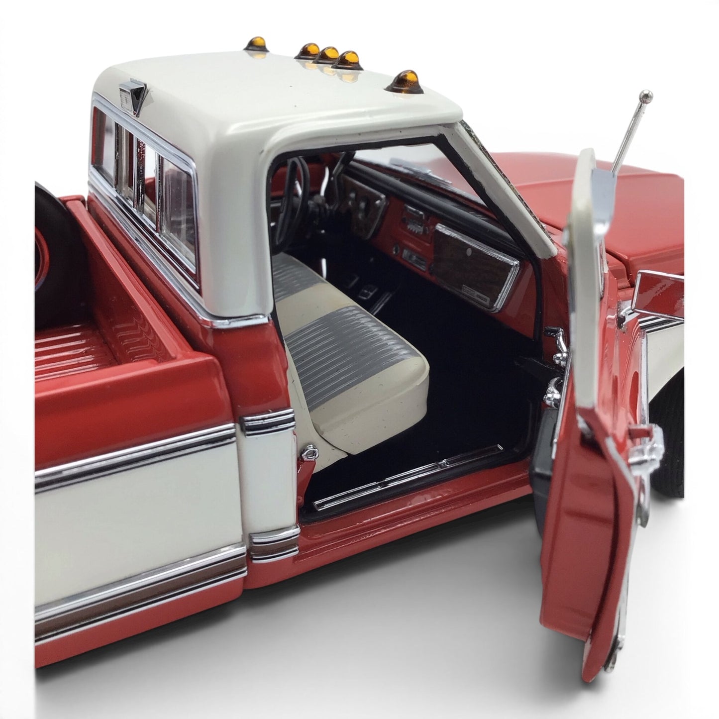 1972 Chevrolet Cheyenne Pickup Model Replica
