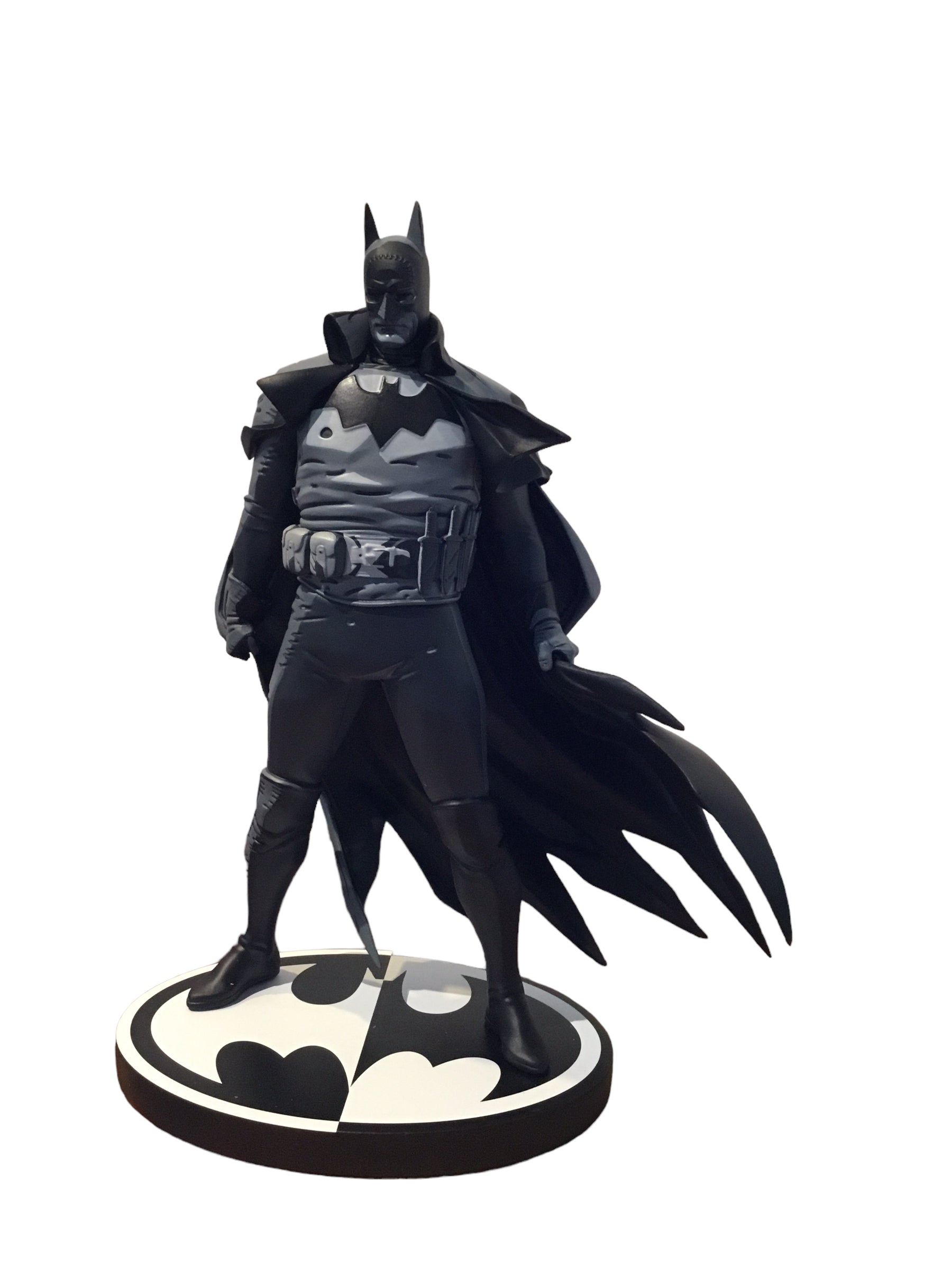 BATMAN BLACK & WHITE - BATMAN STATUE BY MIKE MIGNOLA - DC 2022