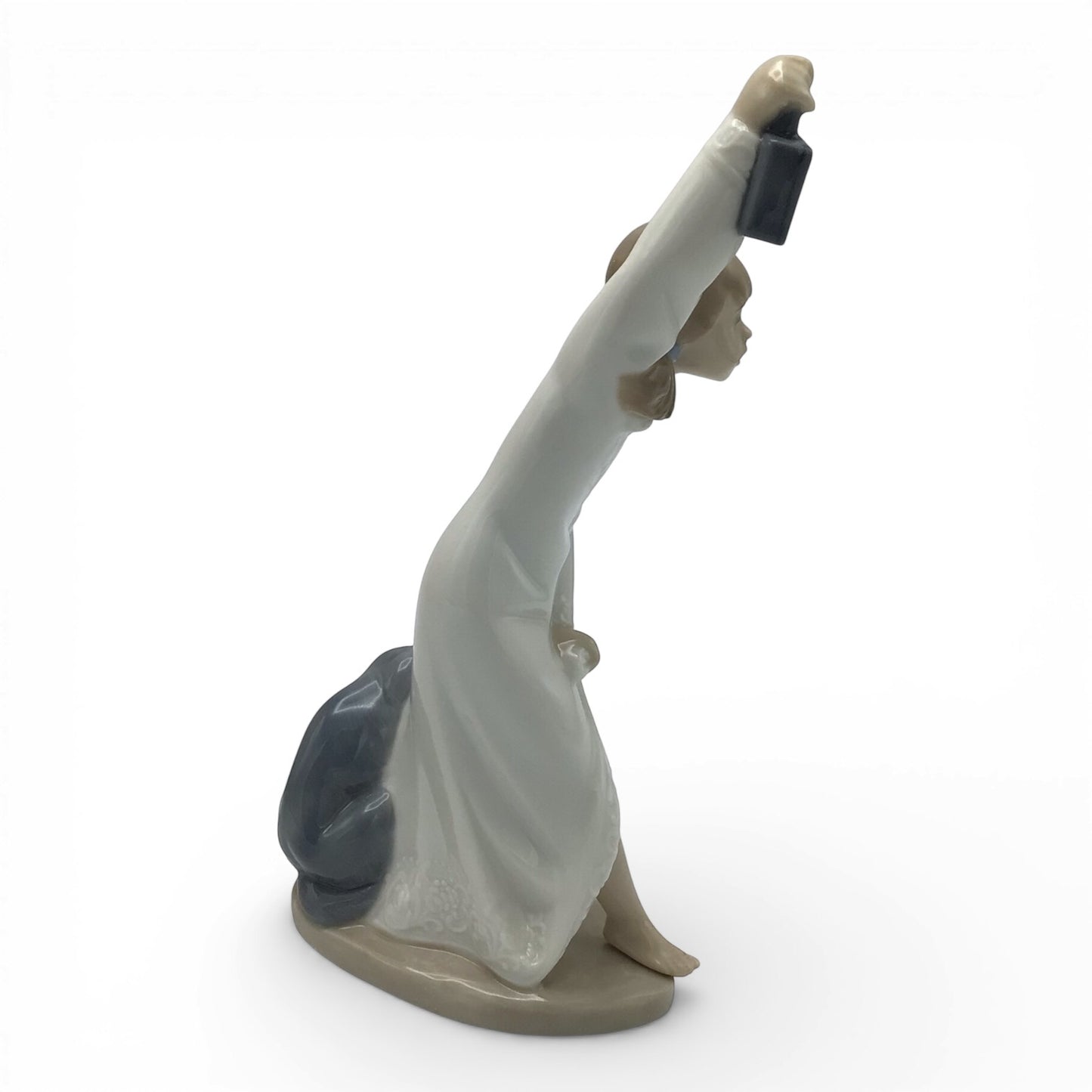 Camison Con Linterna 1111 Porcelain Figurine - NAO by Lladro Made in Spain