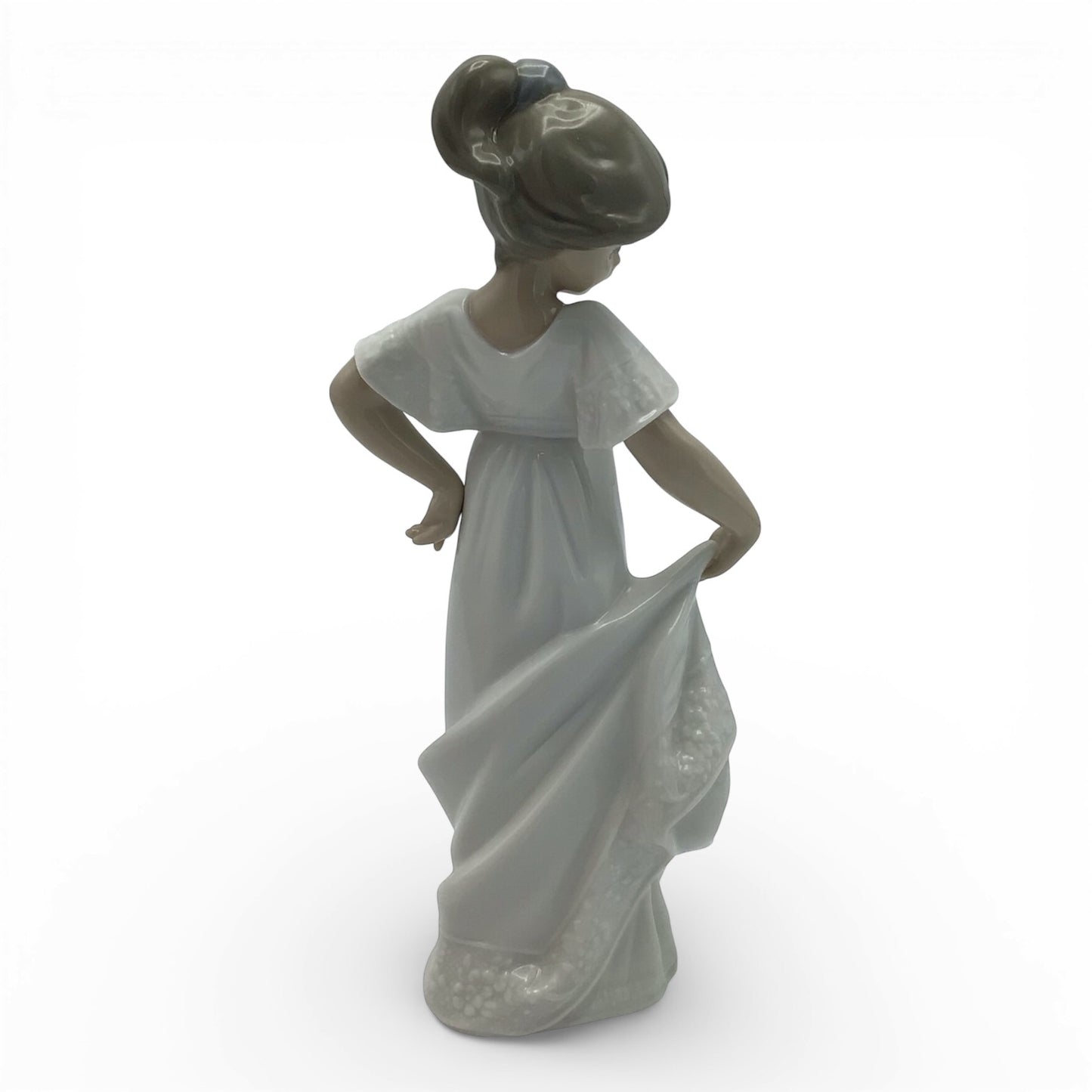 Camison Con Vuelo 1110 Porcelain Figurine - NAO by Lladro Made in Spain