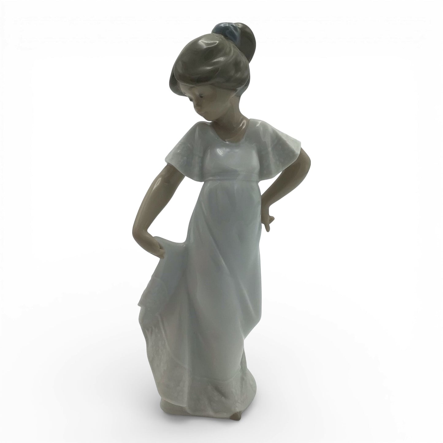 Camison Con Vuelo 1110 Porcelain Figurine - NAO by Lladro Made in Spain