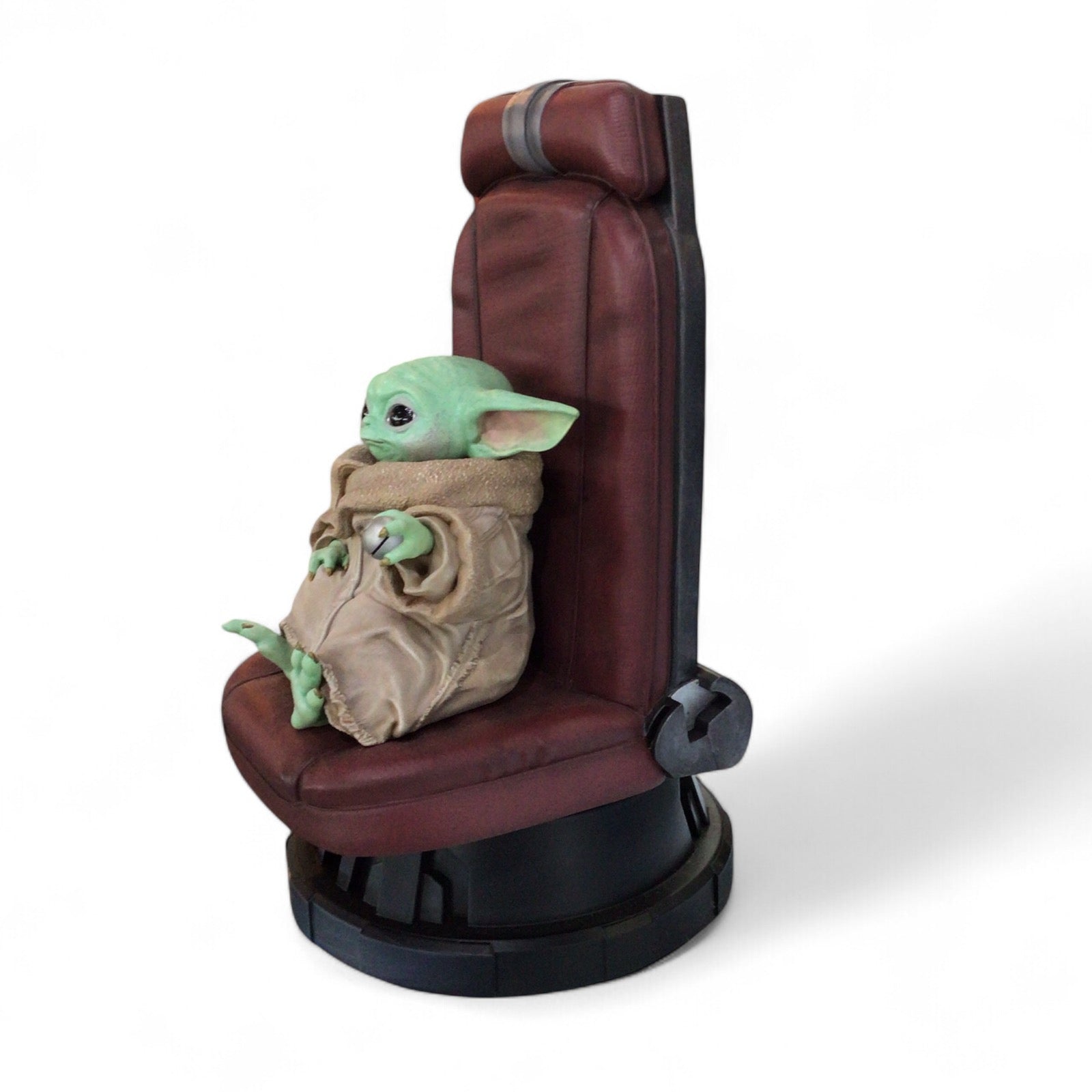 Gentle Giant The Mandalorian Grogu Statue 1:2 Scale Baby Yoda in Chair (5000)