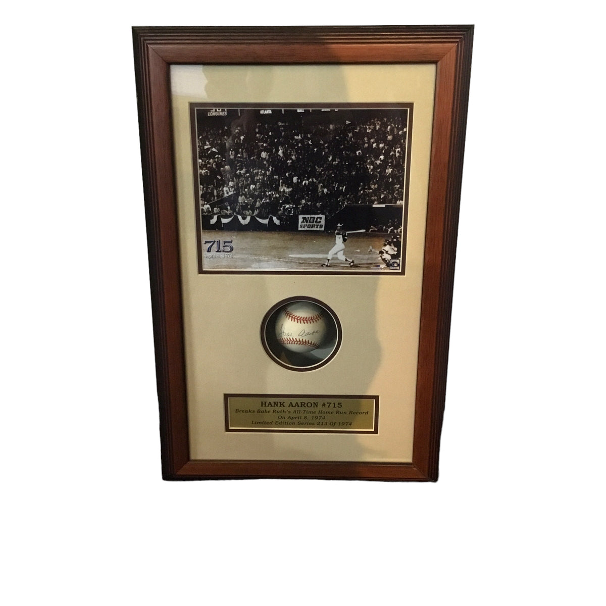 Hank aaron breaks babe ruth s all time home run record shadow box auto