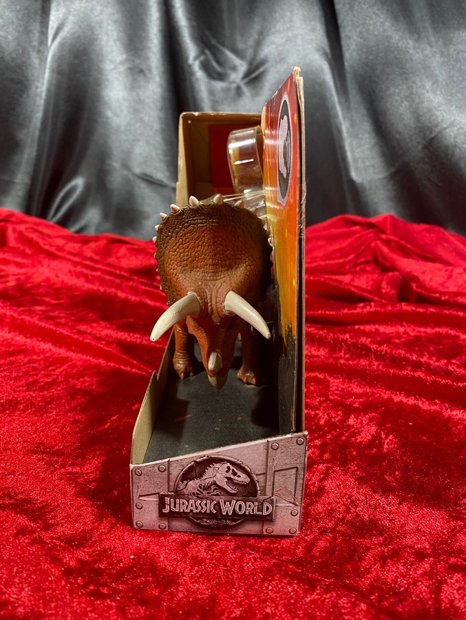 Jurassic World Roarivores Triceratops Figure