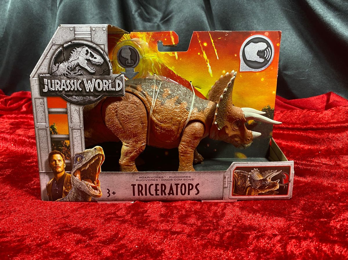 Jurassic World Roarivores Triceratops Figure