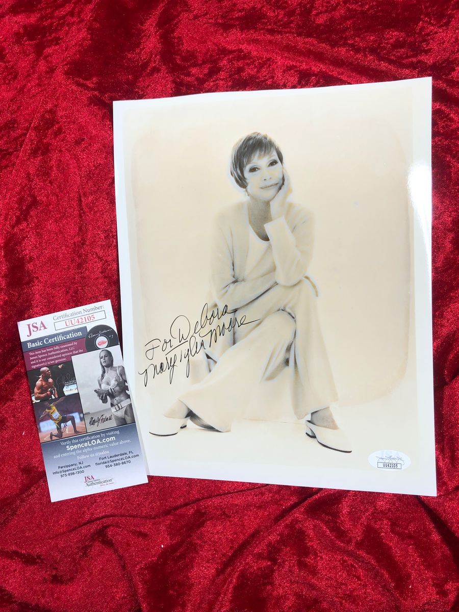 Mary Tyler Moore 8x10 Full Length B&W Autographed Photo JSA Cert