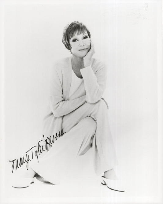 Mary Tyler Moore Signed Photo 8x10 B&W, Mary Tyler Moore Autograph, Seated Full Body