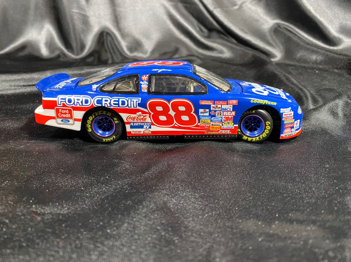 Racing Collectables Action Platinum Series - Dale Jarrett 1998 Ford Taurus 1:24