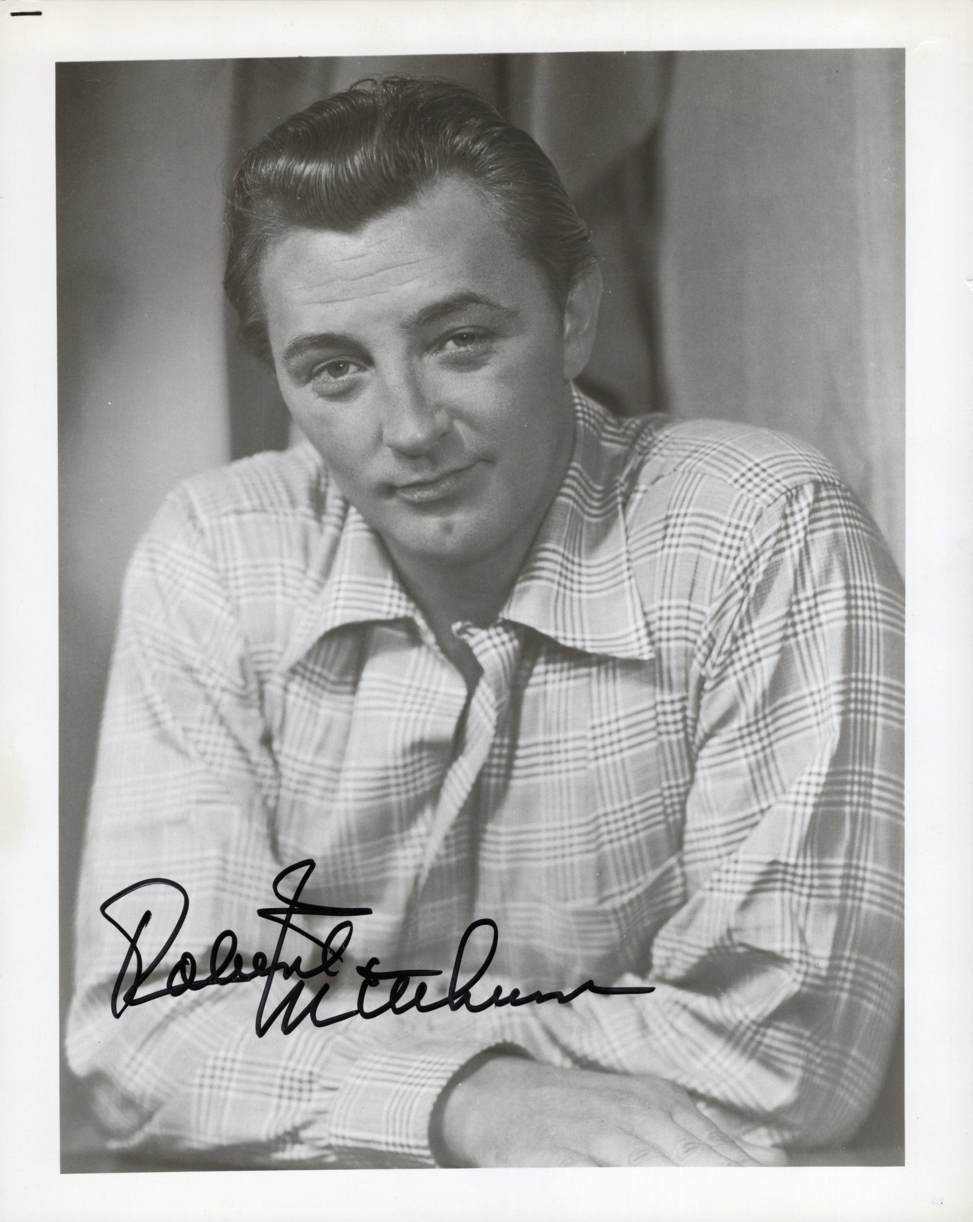 Robert Mitchum Signed Photo 8x10 B&W – Classic Hollywood Legend