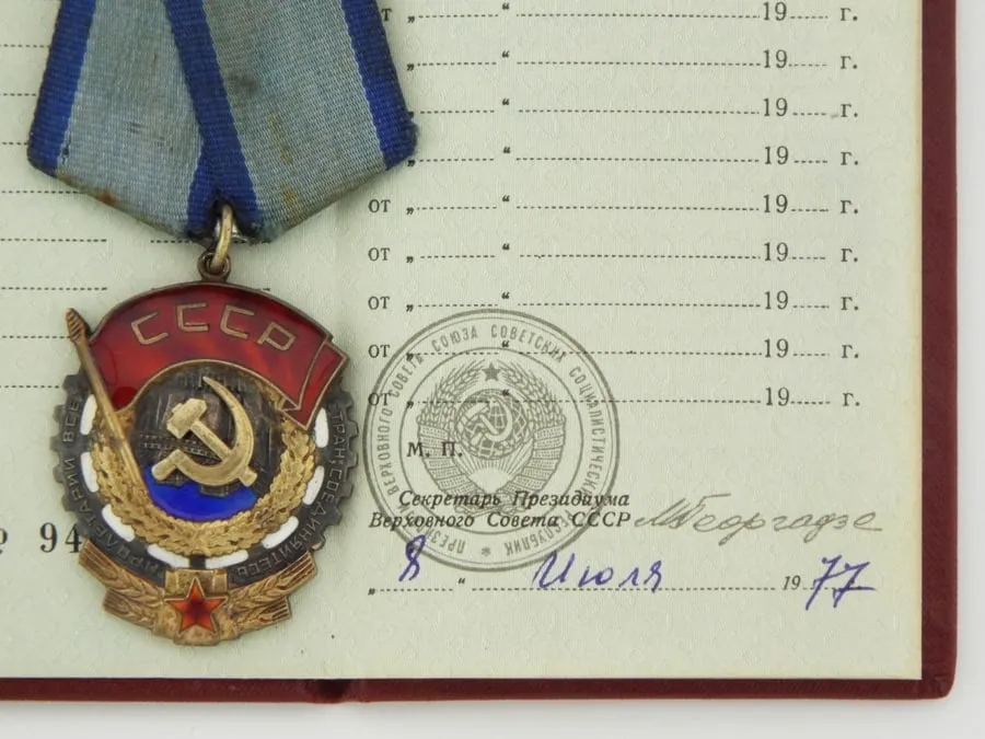 Russian WW2 Soviet Silver Medal Badge of Honour Instituted 1935 With Document