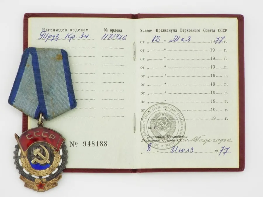 Russian WW2 Soviet Silver Medal Badge of Honour Instituted 1935 With Document