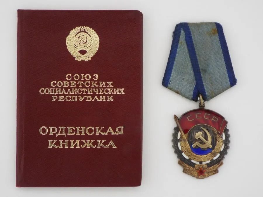 Russian WW2 Soviet Silver Medal Badge of Honour Instituted 1935 With Document