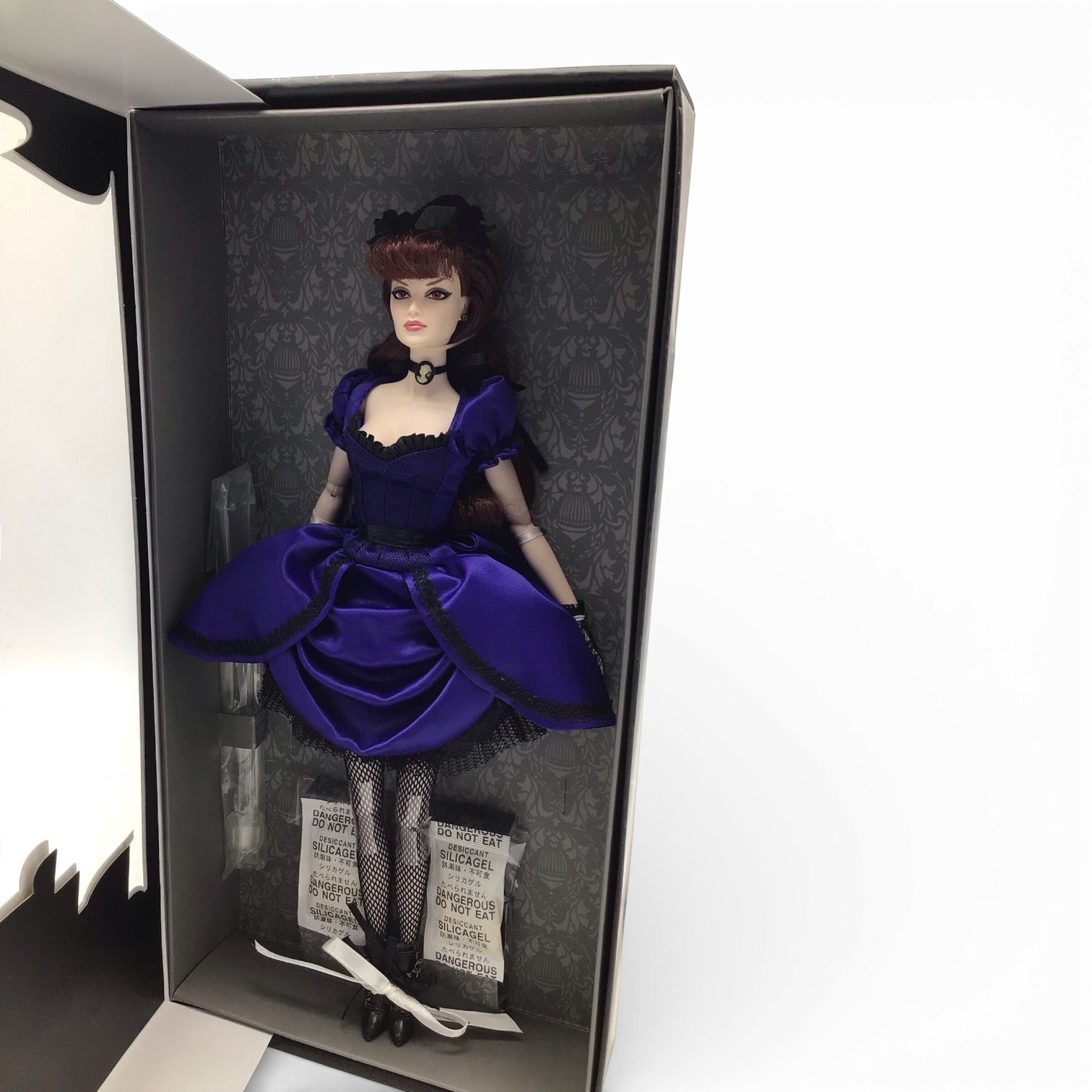 The Brides of Dracula: Lucy - Ashton Drake Couture Fantasy Integrity Toys