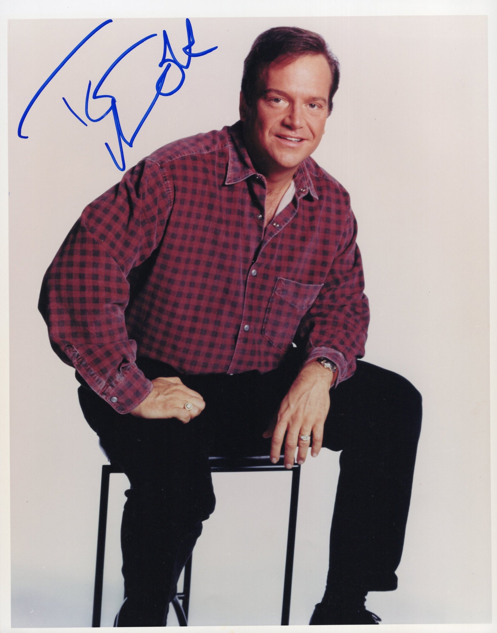 Tom Arnold Signed Photo 8x10, Tom Arnold Autograph in Seated Pose, PSA Letter Certified Authentic