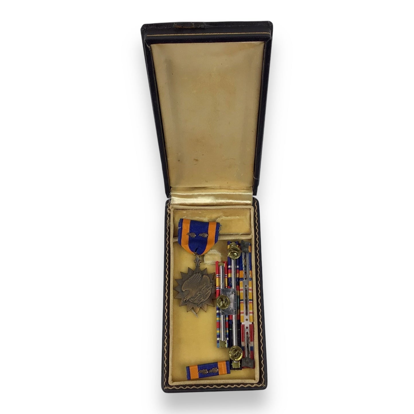 U.S. Navy Air Medal Named to D.R. White with Ribbon Bars, Lapel Pin, and Case