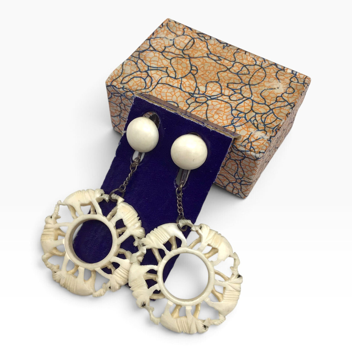 Vintage Carved Elephant Circle Earrings – Bone Dangle Screw-Back