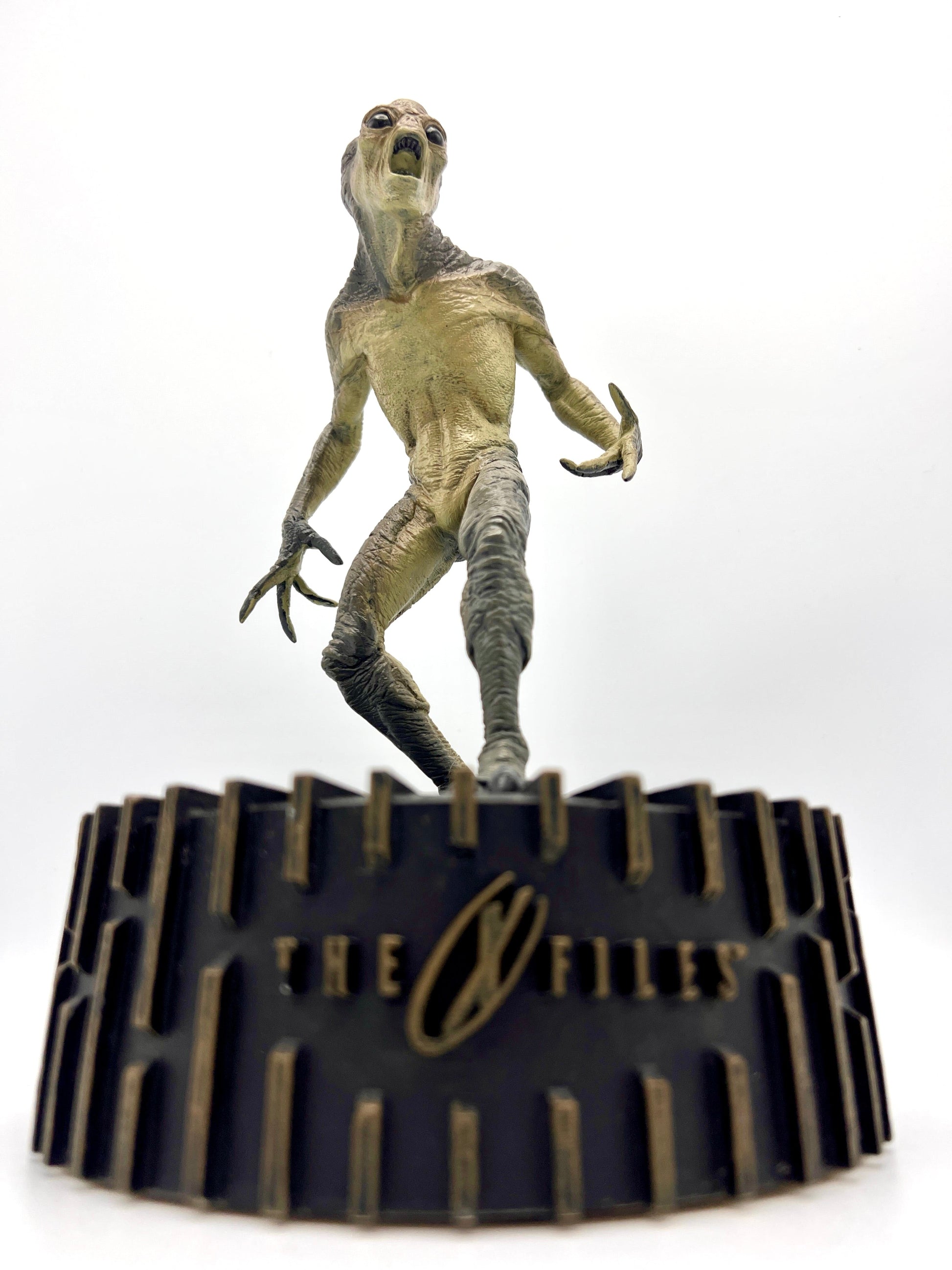 X-FILES FIGHT THE FUTURE ALIEN MAQUETTE STATUE by Dark Horse - 792/10,000