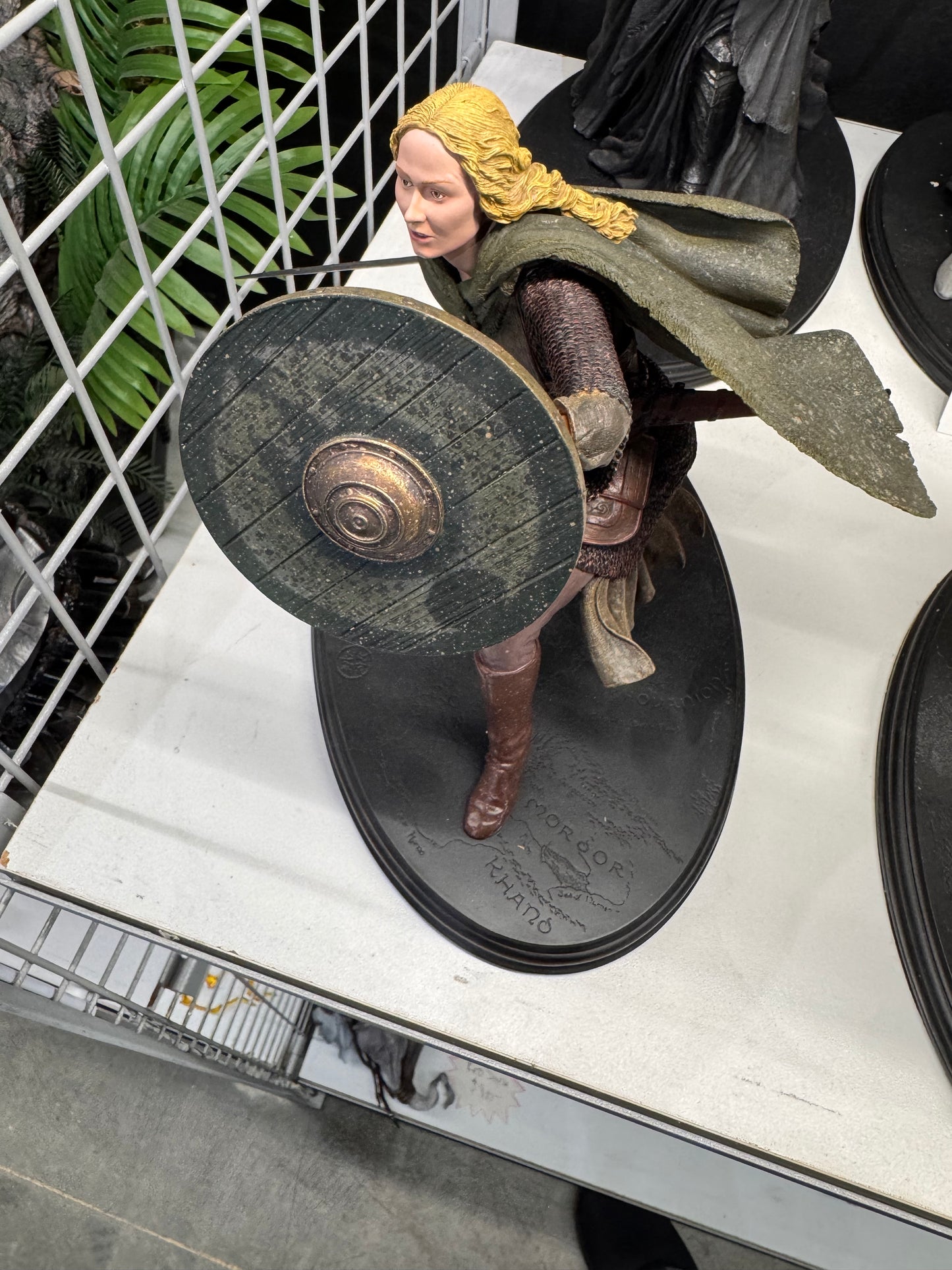 Éowyn LOTR Statue - Premium Collectors Statue